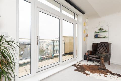 2 bedroom penthouse for sale, Springhead Road, Northfleet, Gravesend, Kent