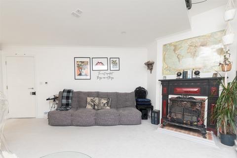 2 bedroom penthouse for sale, Springhead Parkway, Gravesend DA11