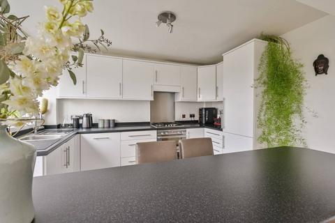 21 Murfett Close, London, SW19 6QB