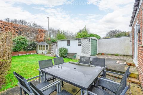 11 Foxlake Road, Byfleet, West Byfleet, KT14 7PW