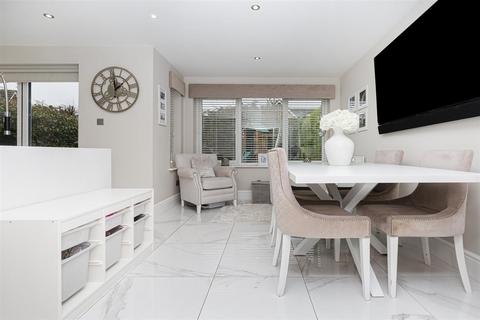 5 Troon Way, Wakefield, WF2 8LR
