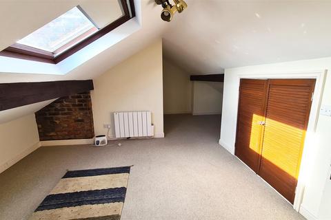 3 bedroom maisonette to rent, Well Cottage, 7b Wallworth Terrace, Altrincham Road