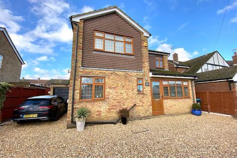 4 bedroom detached house for sale, Chesham Road, Bovingdon HP3