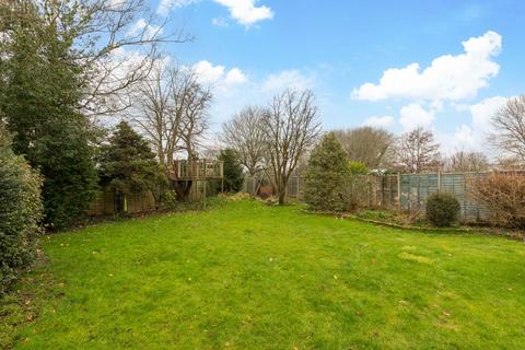 7 Ashleigh Close, Horley, RH6 8AJ