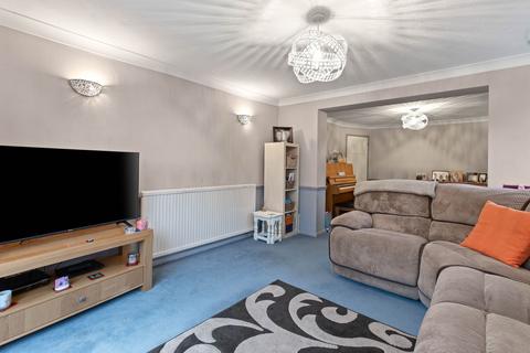 7 Ashleigh Close, Horley, RH6 8AJ