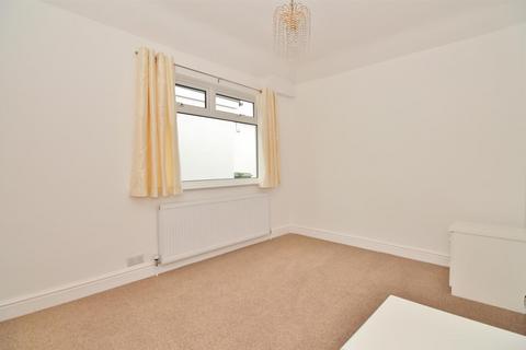 3 bedroom bungalow to rent, Barry Avenue, Bexleyheath, London, DA7