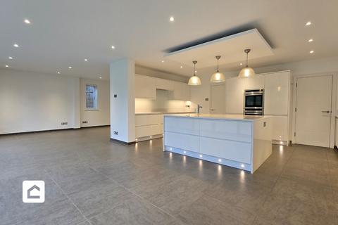 6 bedroom detached house to rent, Barons Hurst, Epsom KT18