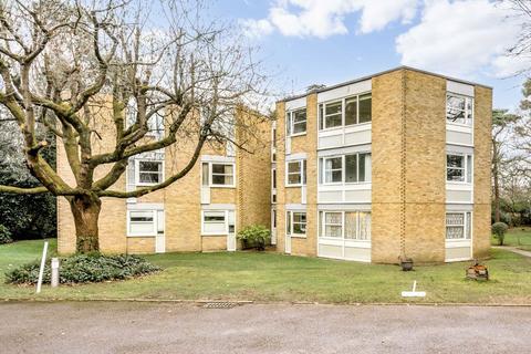 2 bedroom flat for sale, Heathside, Weybridge KT13