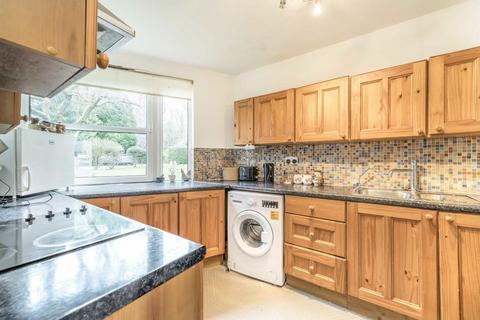 2 bedroom flat for sale, Heathside, Weybridge KT13