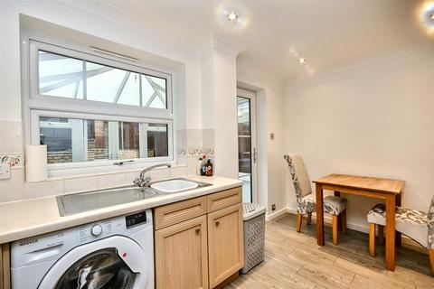 13 Beechfield Close, Stone Cross, Pevensey, BN24 5FH