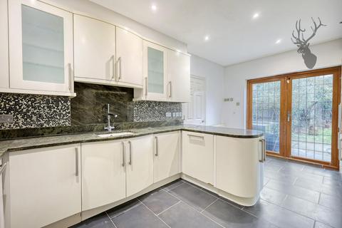 5 bedroom detached house to rent, Brooklyn Avenue, Loughton IG10