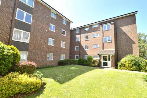 3 bedroom apartment to rent, Somers Close, Surrey RH2