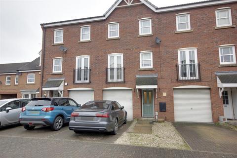 3 bedroom townhouse for sale, Windsor Close, Brough