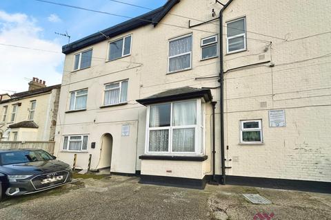 2 bedroom flat to rent, West Avenue, Clacton-On-Sea CO15