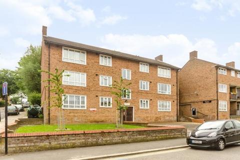 2 bedroom flat for sale, Hogarth House, Bentons Lane, London, SE27