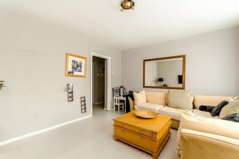 2 bedroom flat for sale, Hogarth House, Bentons Lane, London, SE27