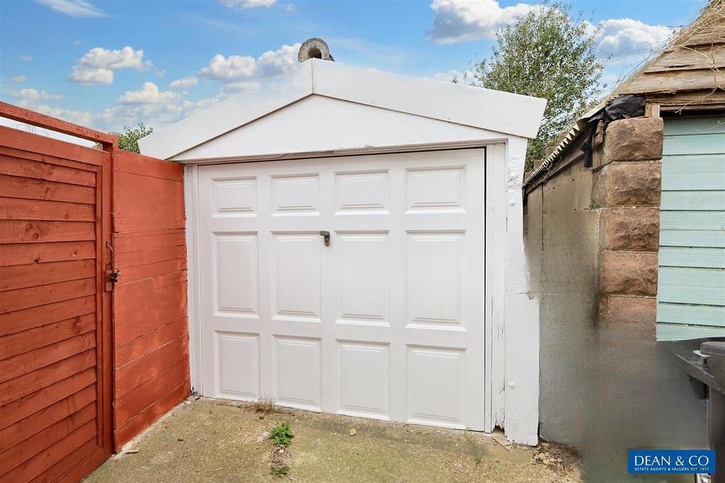 Detached garage