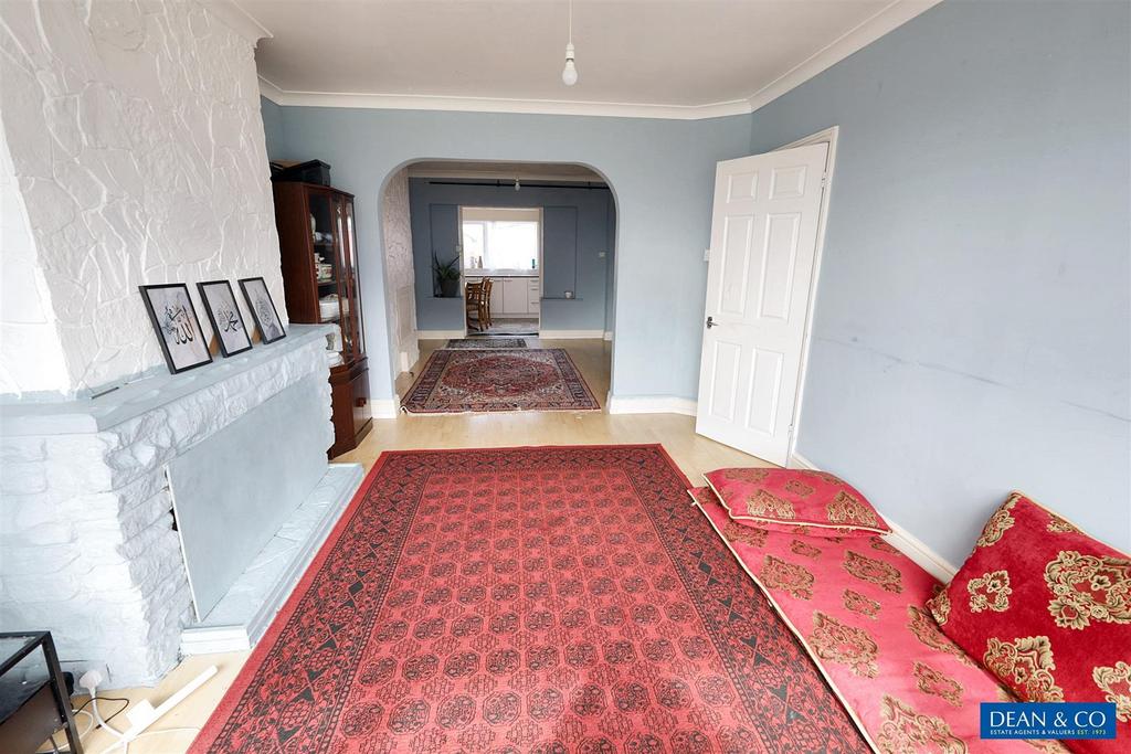 Through lounge/dining room