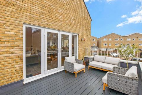 2 bedroom link detached house for sale, Spritsail Way, Rochester, Kent