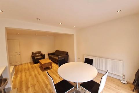 15 Walton Way, London, W3 0AW