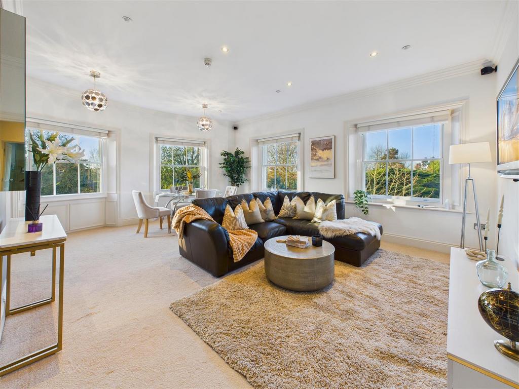 Spacious Living/Dining Room