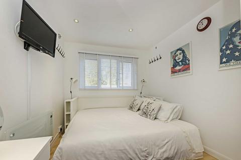 2 bedroom flat to rent, Heathcote Road, St Margarets TW1