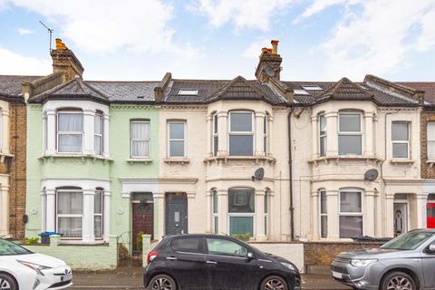 3 bedroom flat to rent, Haydons Road, London SW19