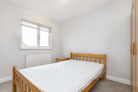 3 bedroom flat to rent, Haydons Road, London SW19