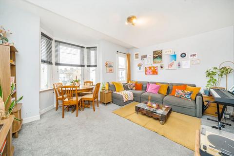 3 bedroom flat to rent, Haydons Road, London SW19