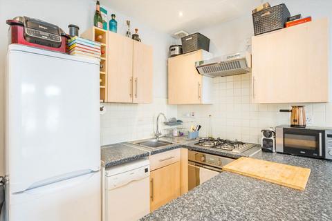 3 bedroom flat to rent, Haydons Road, London SW19