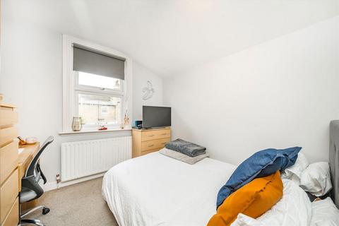 3 bedroom flat to rent, Haydons Road, London SW19