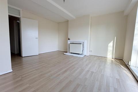 2 bedroom flat to rent, Ellerslie Gardens, London