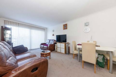 2 bedroom flat to rent, Holders Hill Road, London NW4