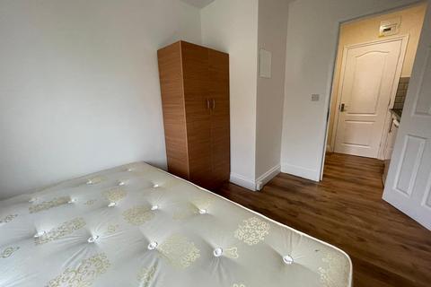 Studio to rent, Room 5, Villiers Road, Dollis Hill, NW2