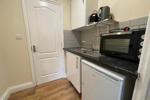 Studio to rent, Room 5, Villiers Road, Dollis Hill, NW2