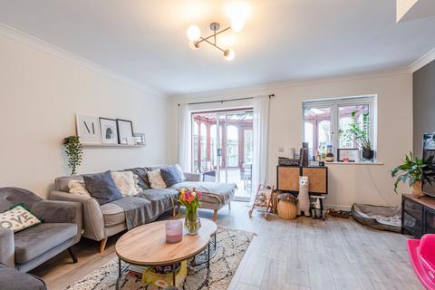 11 Campbell Close, Byfleet, West Byfleet, KT14 7AW