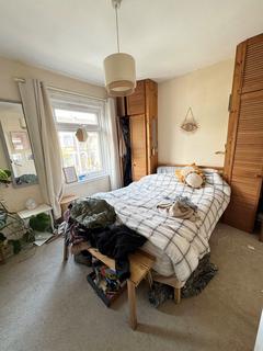 2 bedroom semi-detached house to rent, Halstead Road, London E11