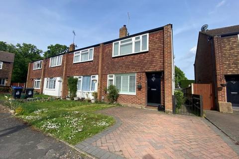 3 bedroom terraced house to rent, Connaught Crescent, Woking GU24