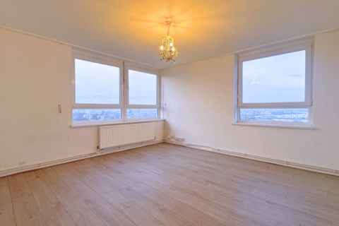 2 bedroom flat to rent, The Oaks, London