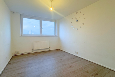 2 bedroom flat to rent, The Oaks, London