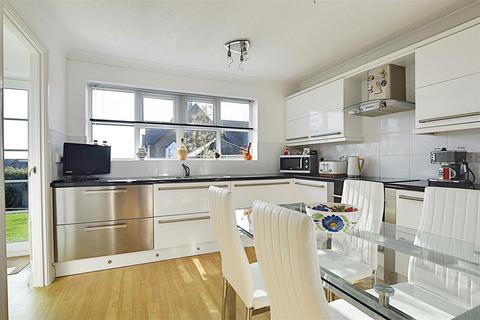 6 De Moleyns Close, Bexhill-on-sea, TN40 1UT
