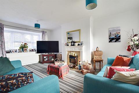 6 De Moleyns Close, Bexhill-on-sea, TN40 1UT