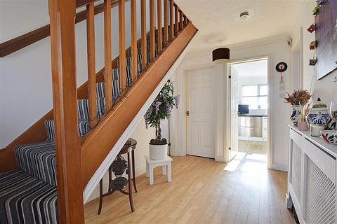 6 De Moleyns Close, Bexhill-on-sea, TN40 1UT