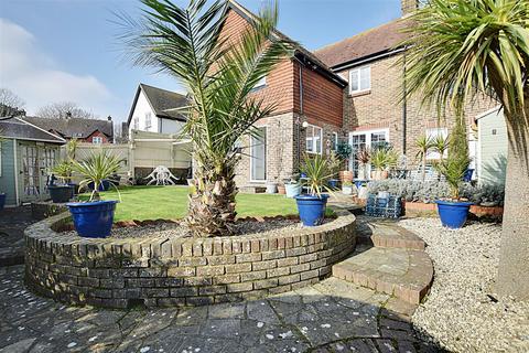 6 De Moleyns Close, Bexhill-on-sea, TN40 1UT