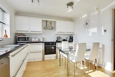 6 De Moleyns Close, Bexhill-on-sea, TN40 1UT