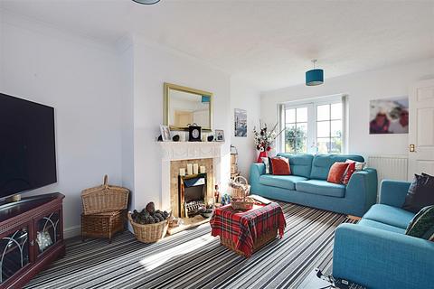 6 De Moleyns Close, Bexhill-on-sea, TN40 1UT