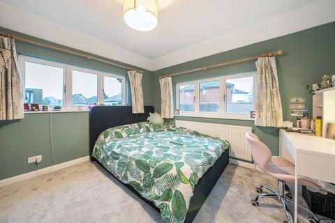7 Onslow Close, Thames Ditton, KT7 0JH