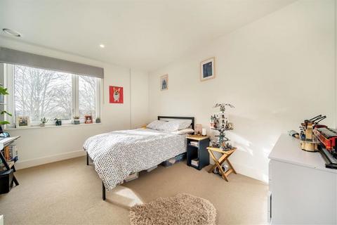 3 bedroom flat for sale, Moulding Lane, London SE14