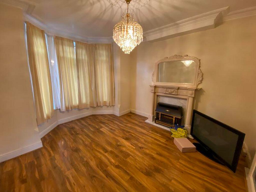 A spacious and inviting large modern living roo...