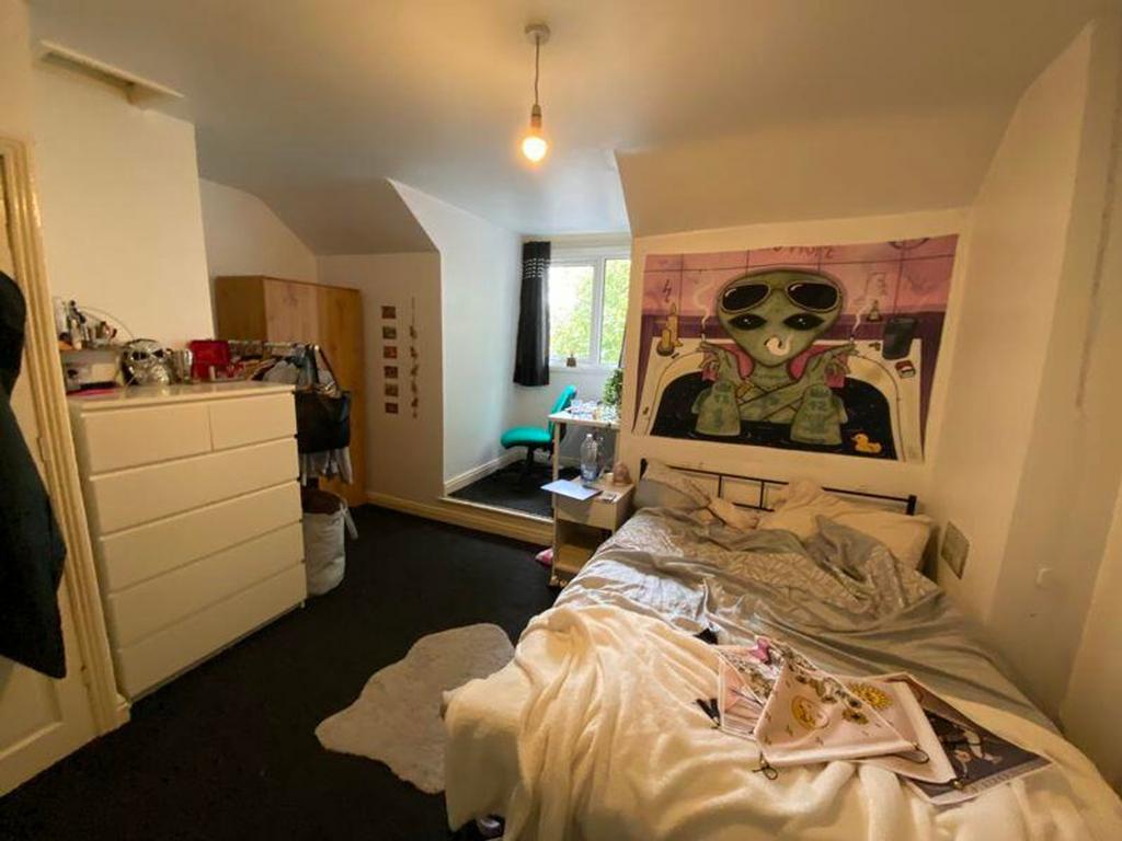 A spacious and bright double bedroom with uniqu...